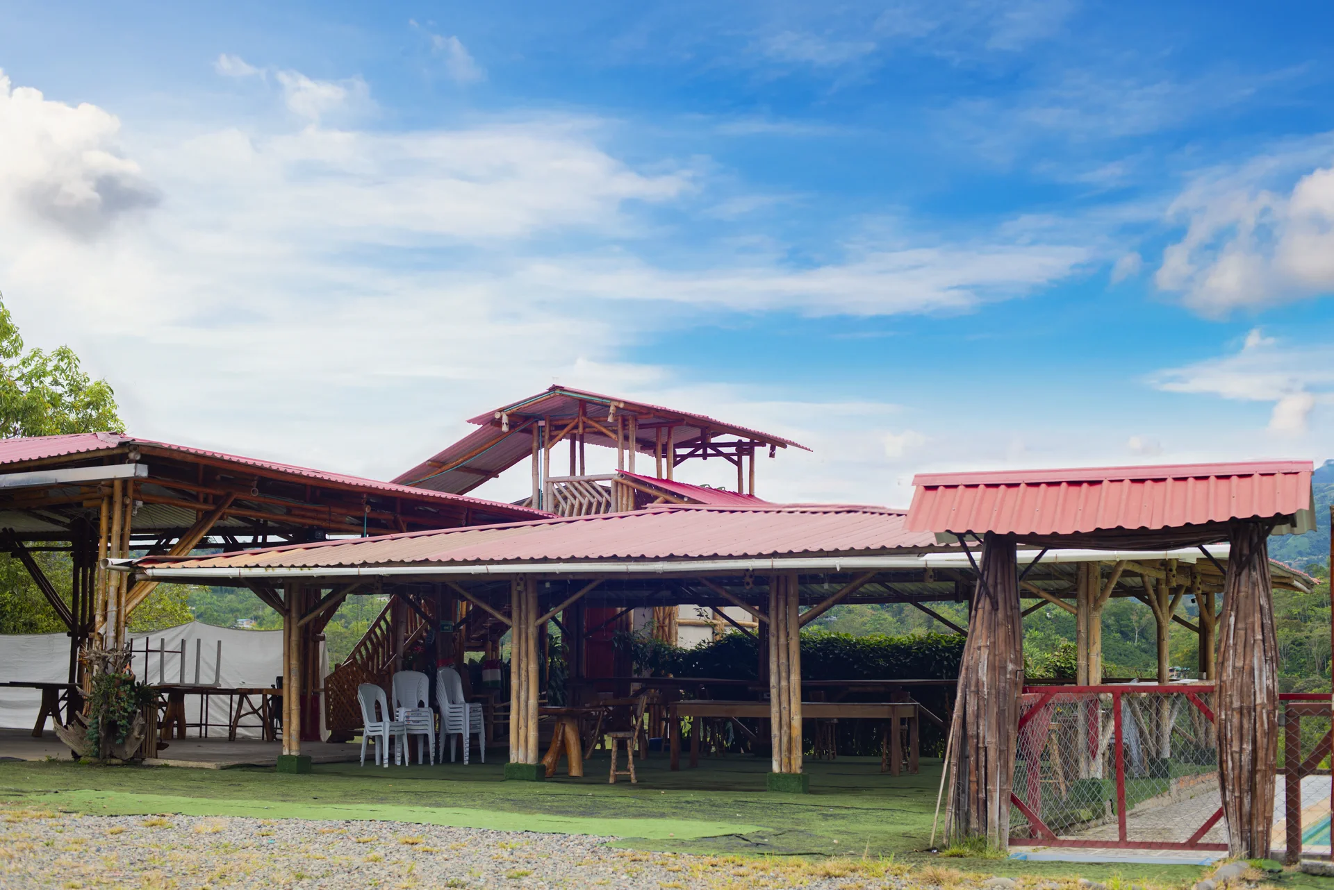 Estructura campestre de madera y techo rojo en la finca