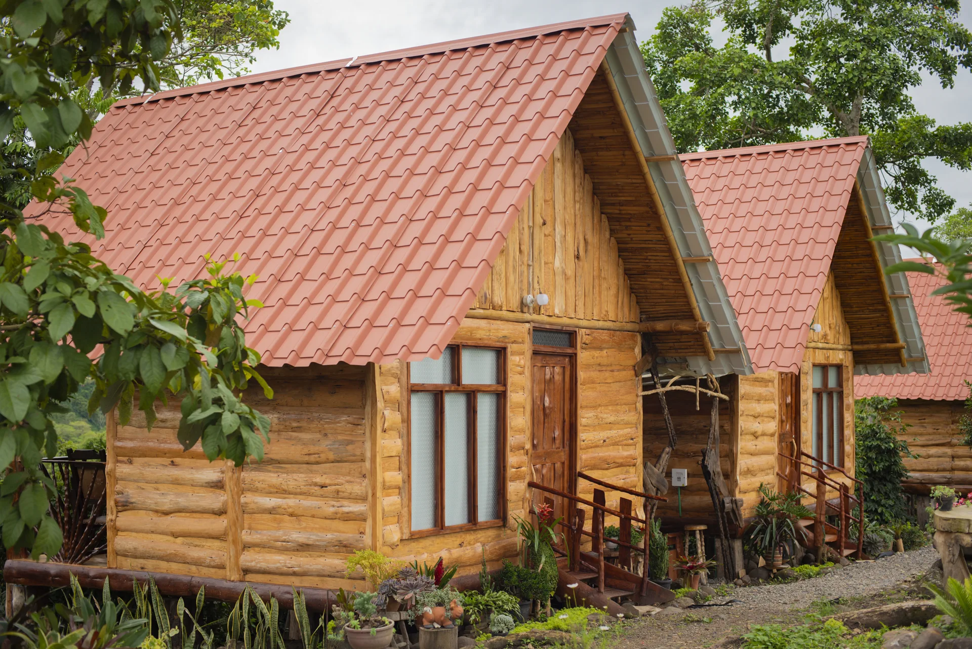 Cabaña de madera con techo rojo en la finca