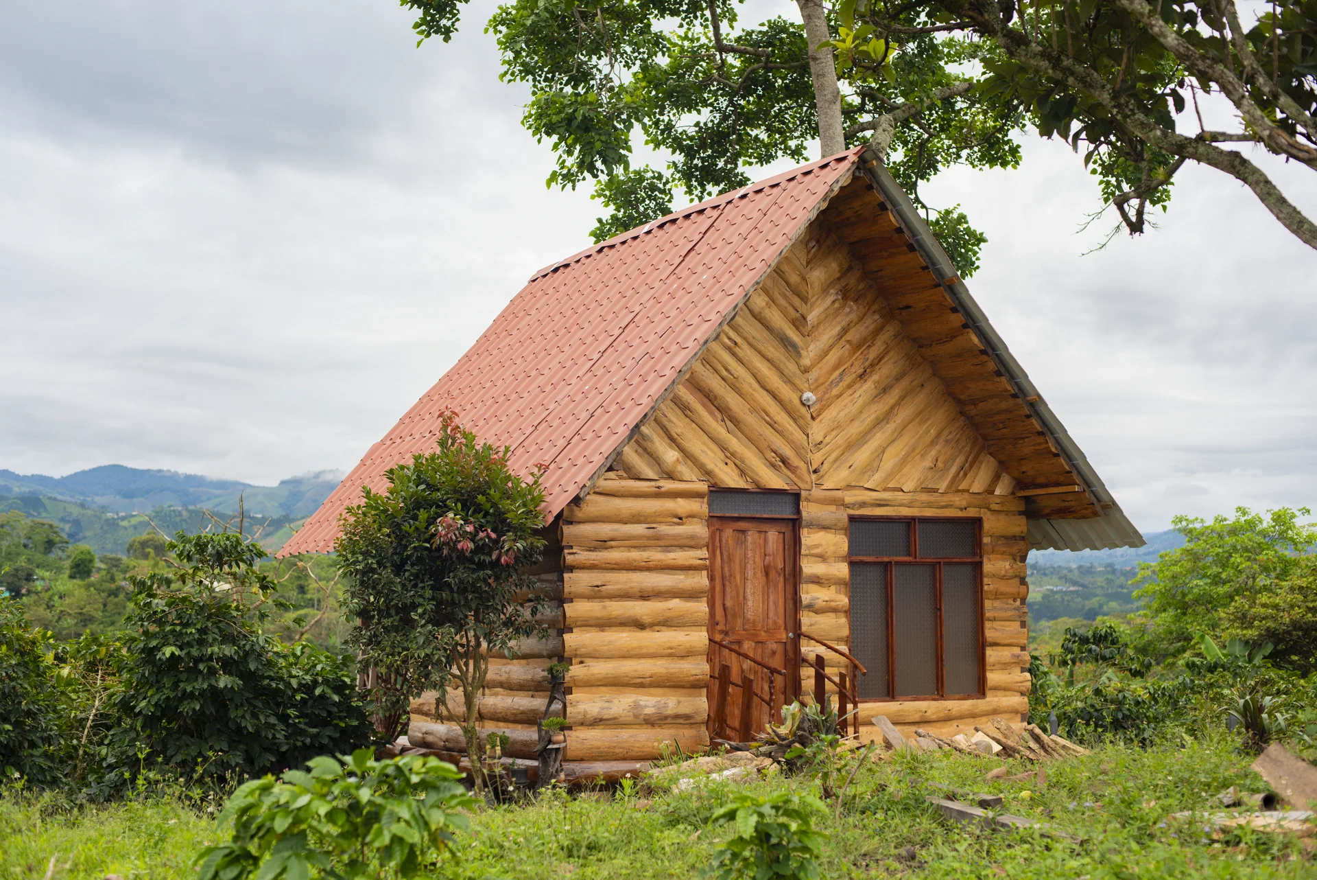 Cabaña de madera con paisaje montañoso al fondo