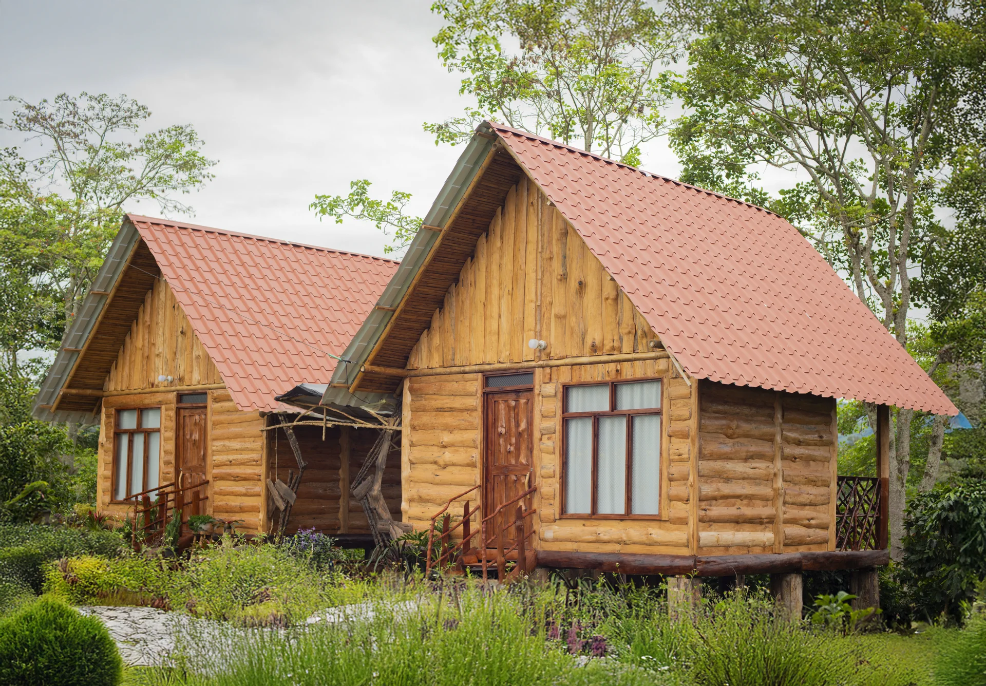 Cabañas de madera de la finca con techo rojo